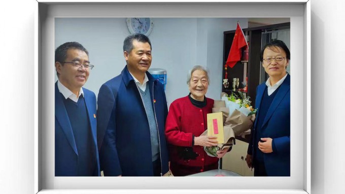 ����AG���鼯�ż��ŵ�ί��չ���ڡ�����ů��ο���˶�