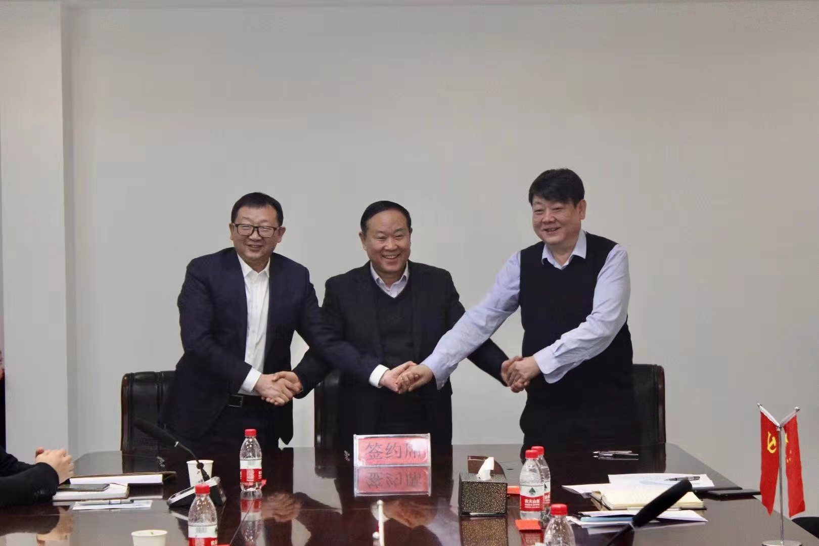 ʡ�������Ժ��ǹ����Ƿ���˾�������߽�<br/>ǩ��ս������Э��