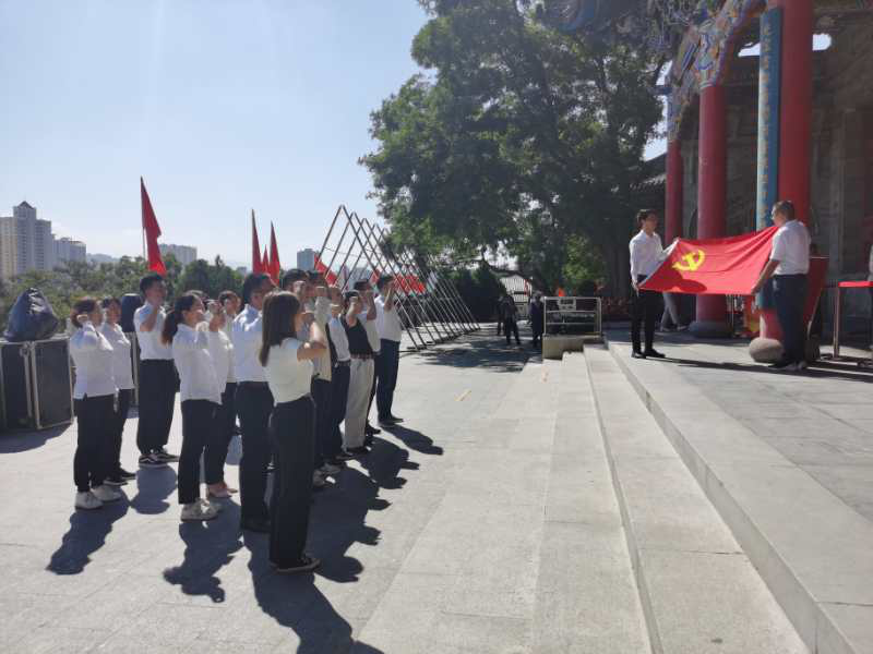 ���Ż��صڶ���֧������ľԺ��һ��֧����չ<br/>�����»Ի����������к�ɫ�������⵳���߽�Թ����˶�